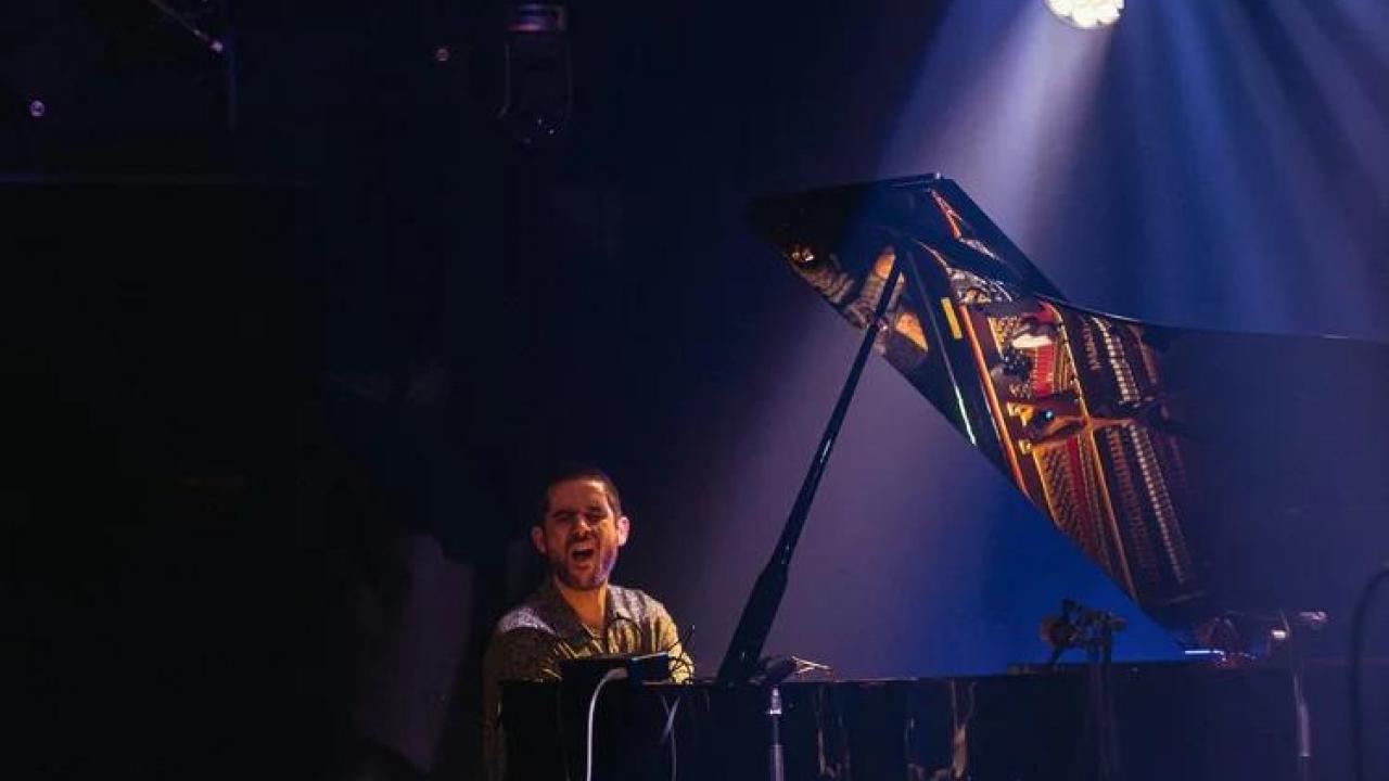 Philipp Eden playing the piano with Divr