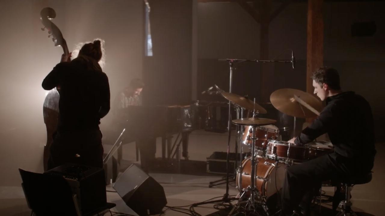 divr performing "koi" at Kunstraum Walcheturm in Zurich, Switzerland. Video shot by Arthur Sobrinho.