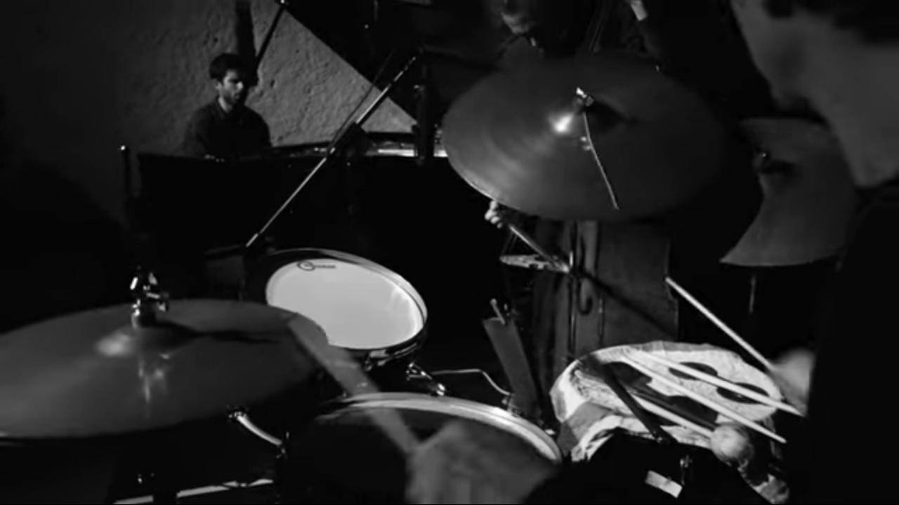 divr performing at Cully Jazz Festival, once shot black and white video.