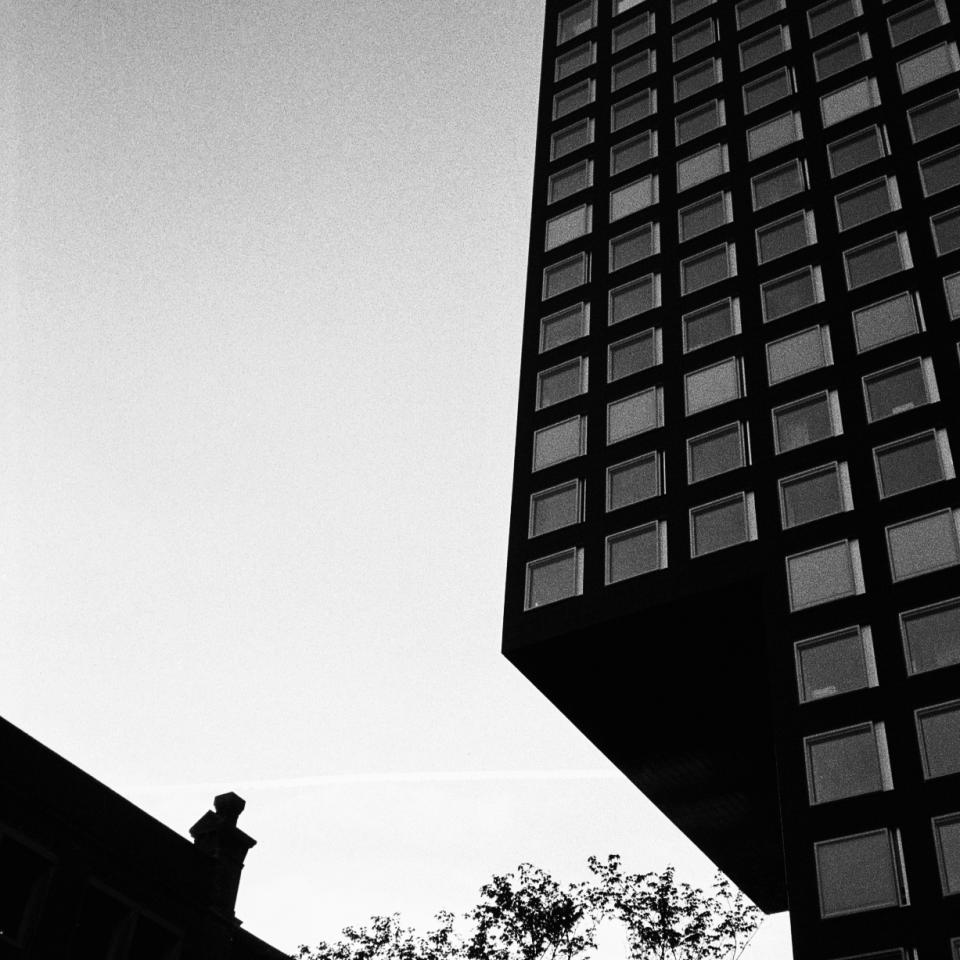 Black and white photo of a building in Zürich.