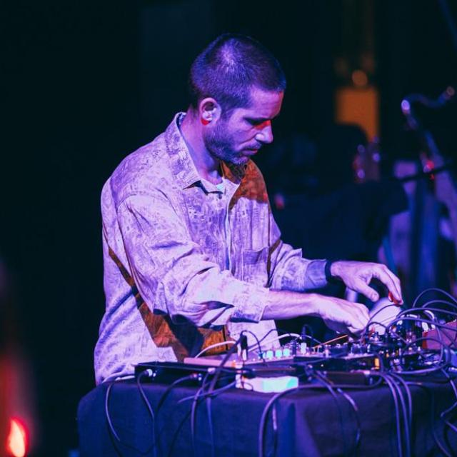 Philipp Eden performing.