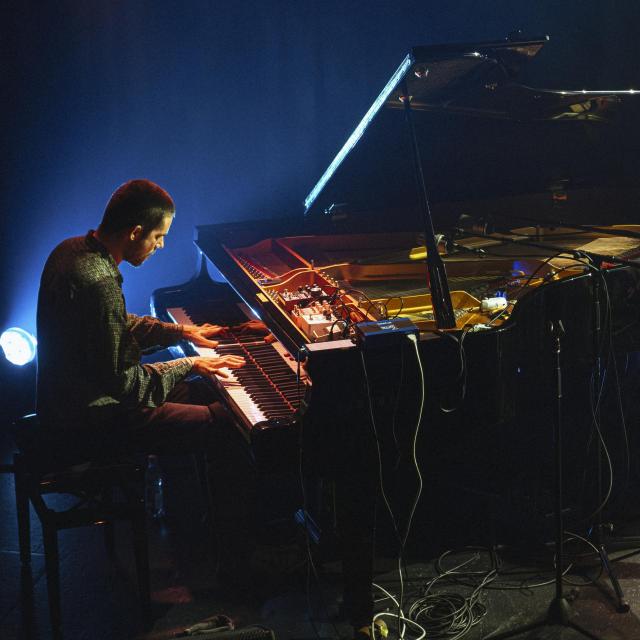 Playing the PIano at Jazzclub Moods.