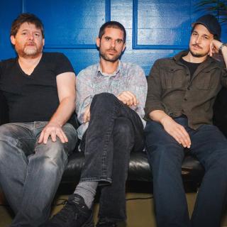 Lionel Friedli, Philipp Eden and Beat Keller sitting on a sofa (from left to right).